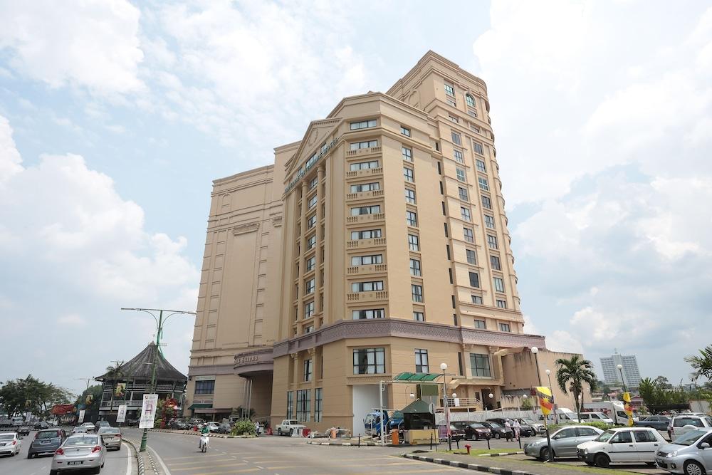 Imperial Riverbank Hotel Kuching Esterno foto